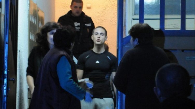 Обгазеният младеж излиза от входа на блока. Снимка: Булфото