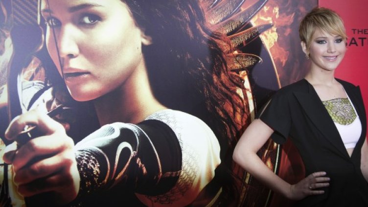 Дженифър Лорънс и героинята й в "Игрите на глада" Катнис Евърдийн. Снимка: архив, Ройтерс