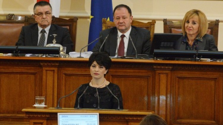 Лют спор в пленарната зала водиха Десислава Атанасова и Мая Манолова. Снимка: архив, Булфото