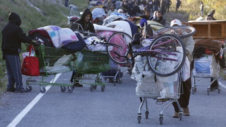 Ромите се изнасят от лагера. Снимка: Ройтерс