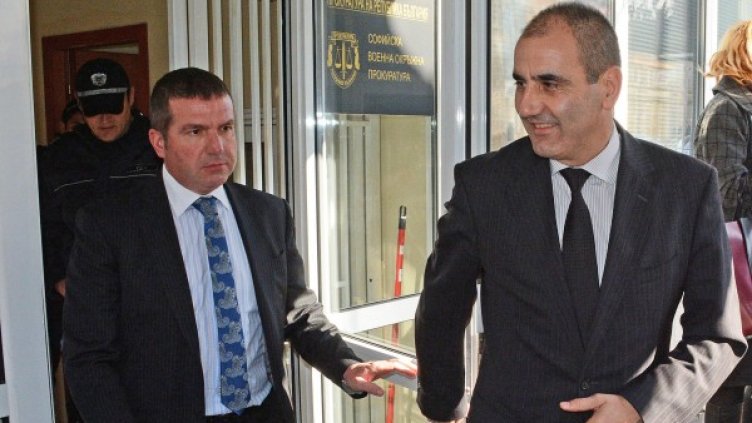 Цветан Цветанов и защитата му. Снимка: Булфото