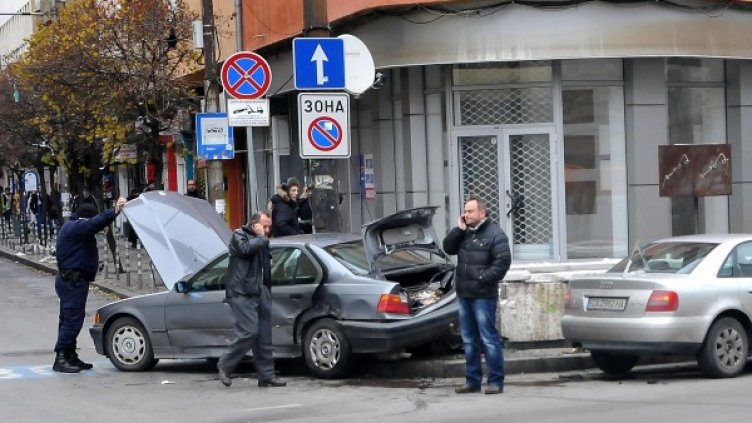 Двете коли след удара между тях. Снимка: Булфото