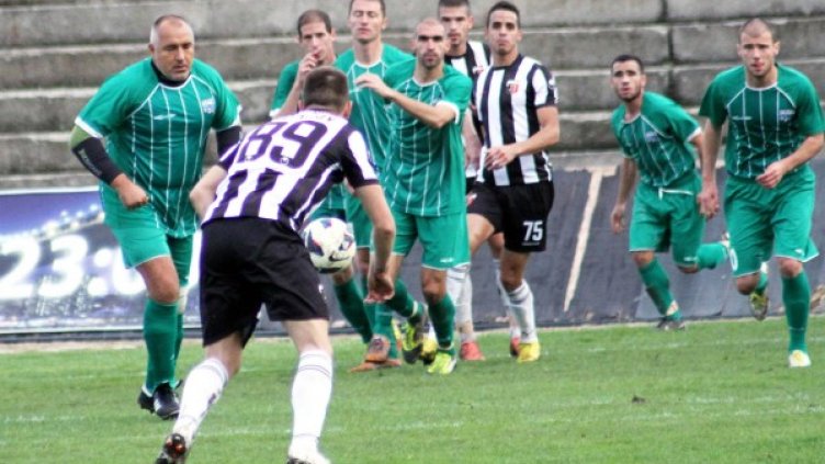 Борисов си докара контузиите на терена с неговия Витоша "Бистрица": Снимка: Булфото