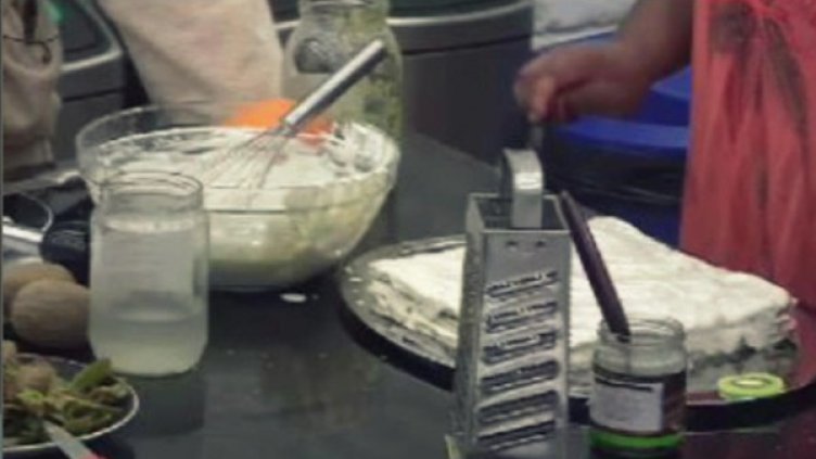 Съквартирантите подготвят тортата на Дичо. Снимка: TV7