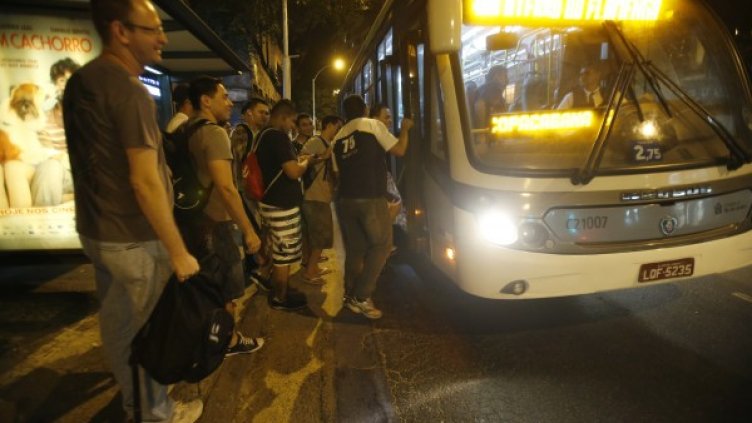 Все по-рядко мъжете отстъпват място в градския транспорт на жени. Снимка: Reuters