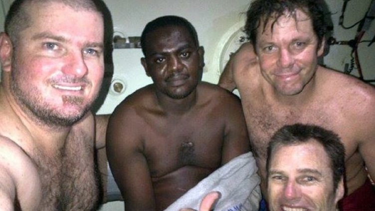 Окене /в центъра/ в декомпресионната камера. Снимка: БТА