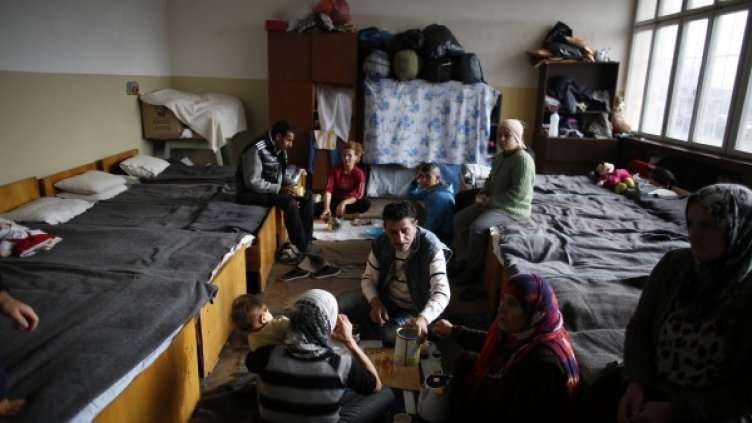 Сирийски бежанци в София очакват посещението на Кристалина Георгиева. Снимка: Reuters