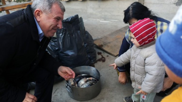 Димитър Греков дари риба на дома за сираци "Св. Николай" в с. Нови хан. Снимка: БТА
