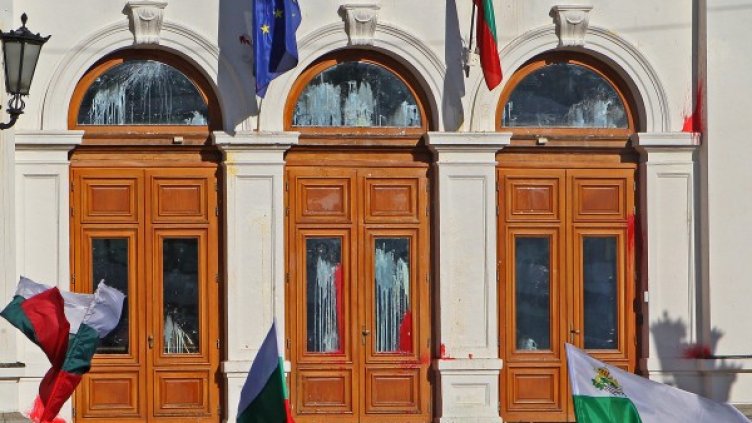 Депутати удължиха за четвърти път работното си време, навън протестиращите си тръгнаха. Снимка: БТА