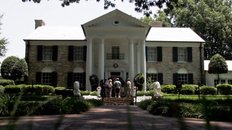 Туристи в Graceland, имението на покойния Елвис Пресли в Мемфис, Тенеси. Снимка: Ройтерс, архив