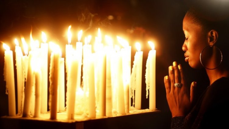 Молитва за Мандела. Снимка: Ройтерс