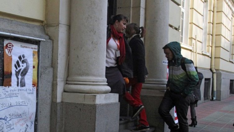 Професор напусна Алма Матер в знак на протест