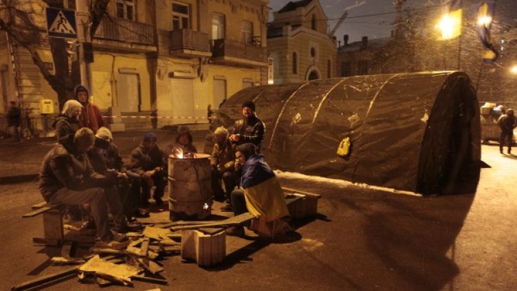 Демонстранти се топлят през нощта. Снимка: БТА