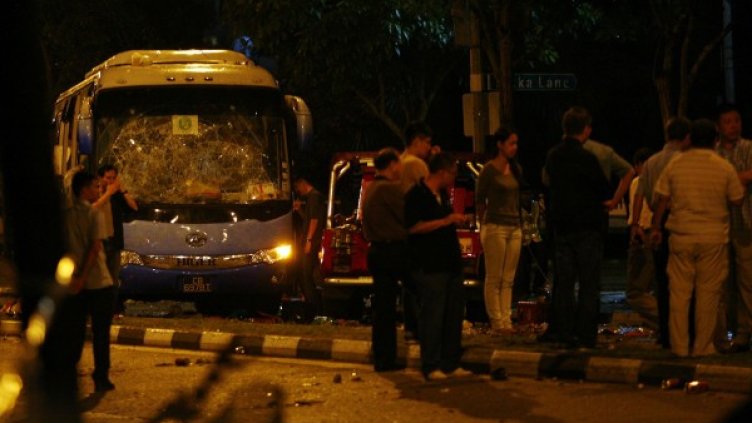 Потрошеният автобус. Снимка: Reuters