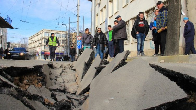 Полицай варди пропастта. Снимка: Impact Press Group