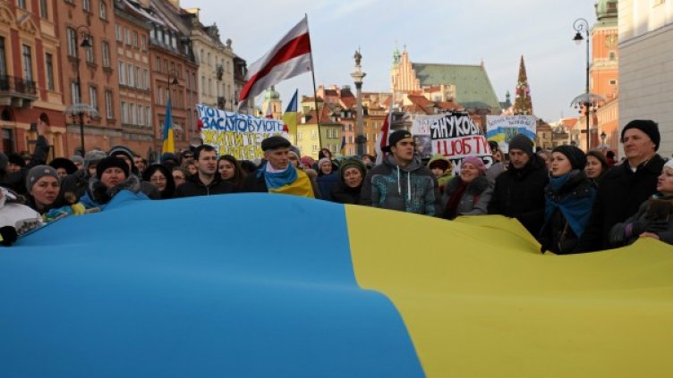 През изминалата нощ в центъра на Киев бяха издигнати нови палатки и барикади. Снимка: архив Ройтерс