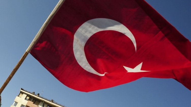 Преди да отвлекат военнослужещите екстремистите са запалили три превозни средства. Снимка: архив Ройтерс