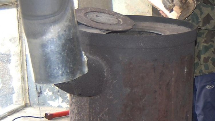 Пастрокът нагорещил пирона на печката в дома им. Снимка: архив, Булфото