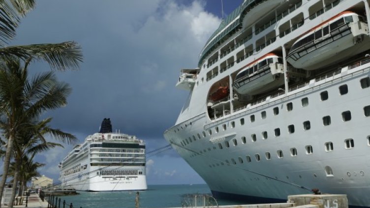 Круизни кораби в близост до пристанището на Хамилтън, Бермуда. Снимка: архив, Ройтерс