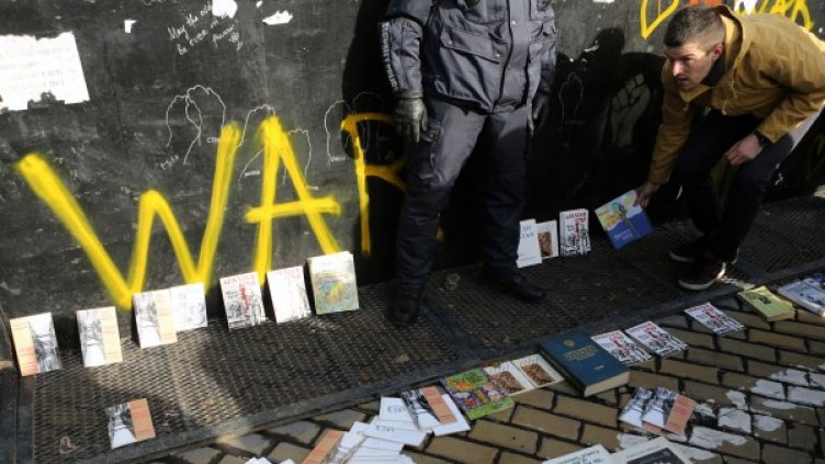 Преподаватели организираха вчера акцията" Книги срещу властта". Снимка: БТА