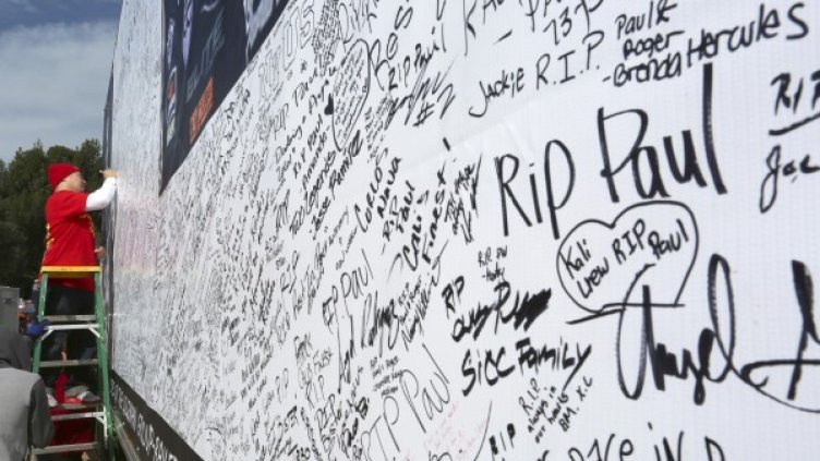 Фенове оставят свои послания на специална стена. Снимка: Reuters