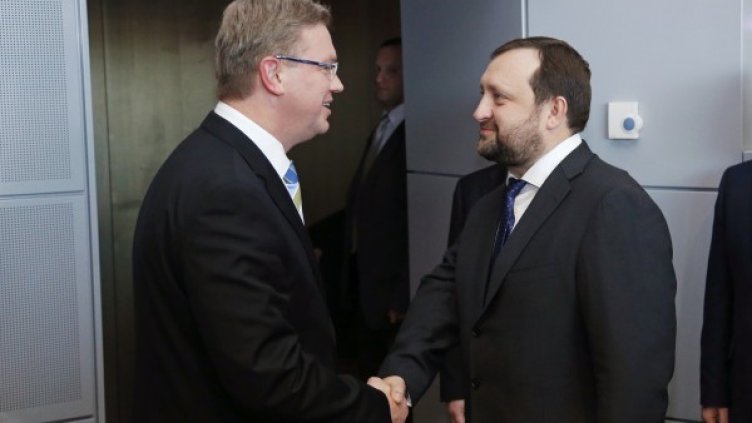 Фюле и Арбузов на срещата си в Брюксел. Снимка: Reuters