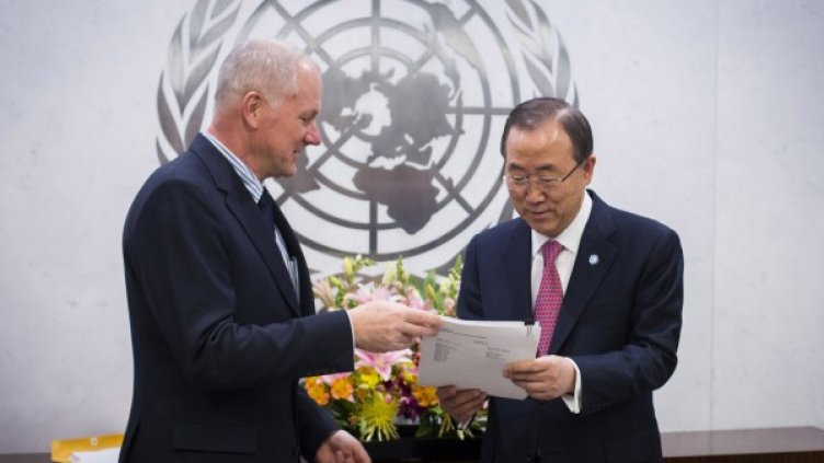 Шефът на инспекторите Оке Селстрьом връчва доклада на генералния секретар на ООН Бан Ки Мун. Снимка: Reuters
