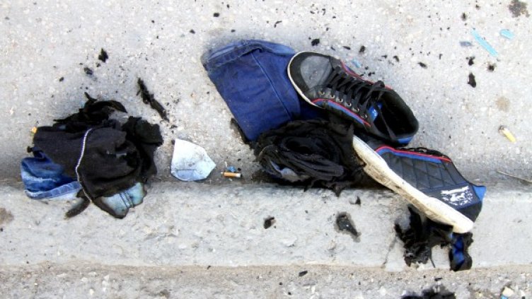 Изгорели дрехи и обувки на мястото, където се самозапали Събин Събинов. Снимка: Impact Press Group