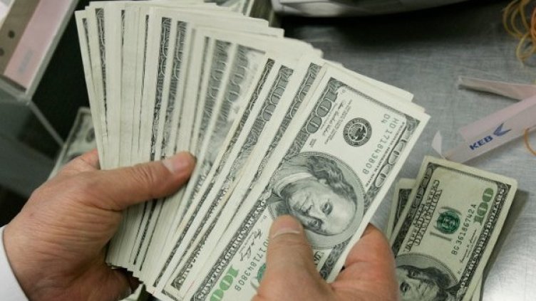 Пачките с валута - по-добре в банка, отколкото у дома. Снимка: архив, Ройтерс