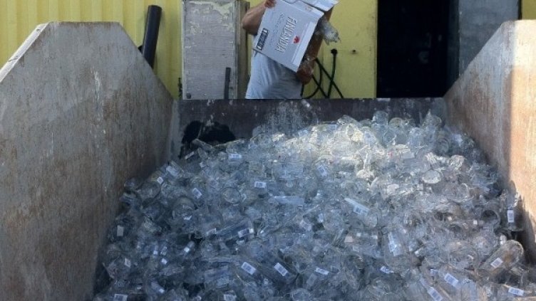 Унищожаване на фалшивия алкохол във Варна. Снимка Агенция "Митници"