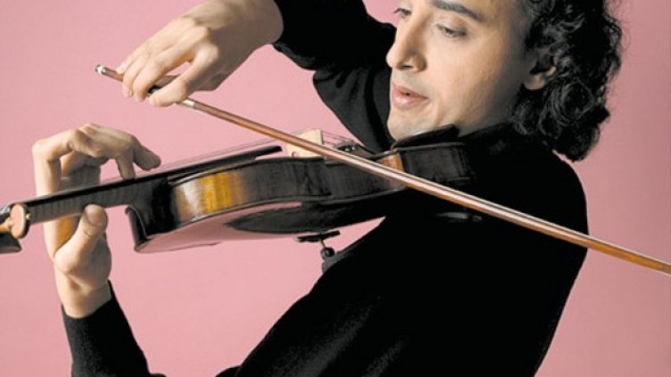 Марио Хосен ще бъде диригент на празничния концерт.