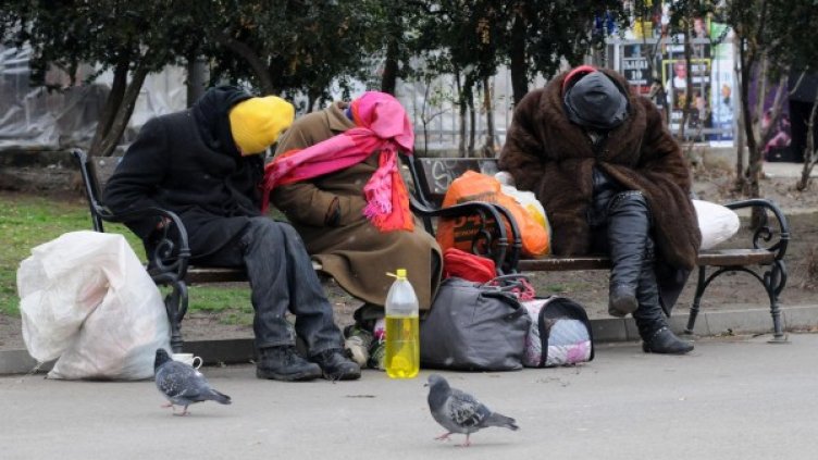 Бездомници по пейки в столицата. Снимка: архив, Булфото