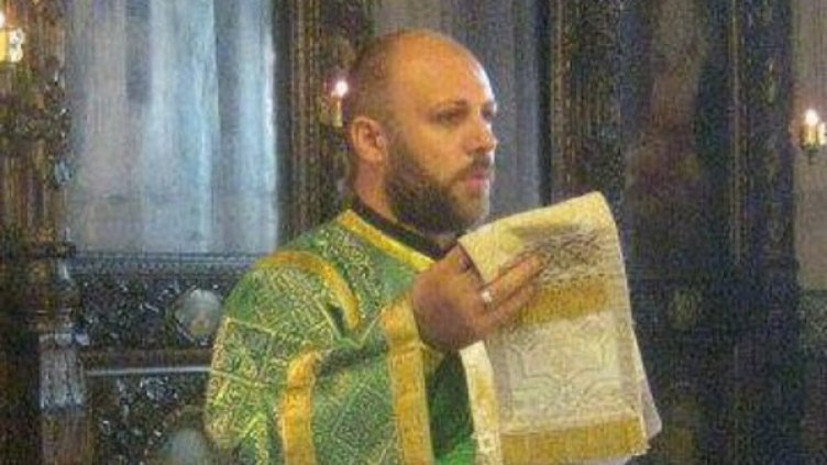 Отец Илиян Илиев по време на богослужение в храма.