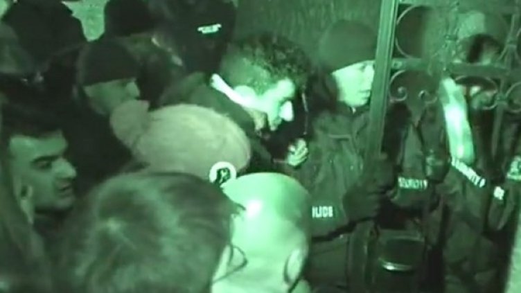 Протестиращи и полицаи пред Клуба на архитектите. Снимка: YouTube