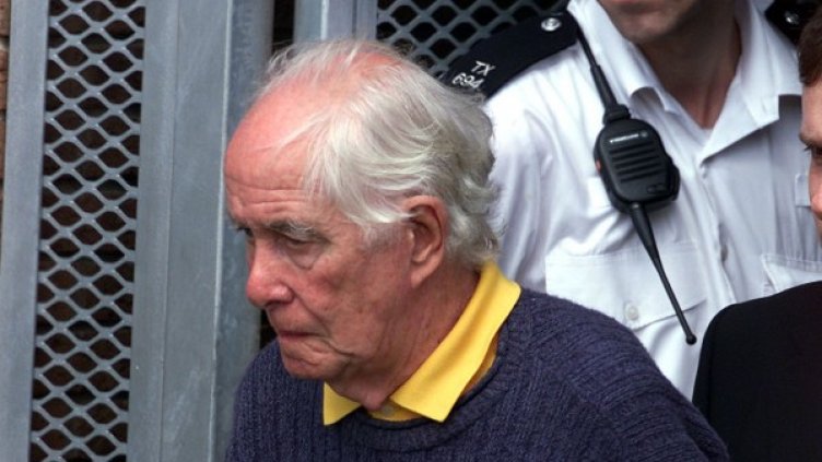 Рони Бигс излиза от участъка под стража, след като се е предал на британската полиция - 2001 г. Снимка: архив, Reuters