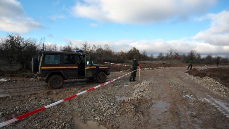 Полицаи на граничната бразда край Елхово. Снимка: Impact Press Group