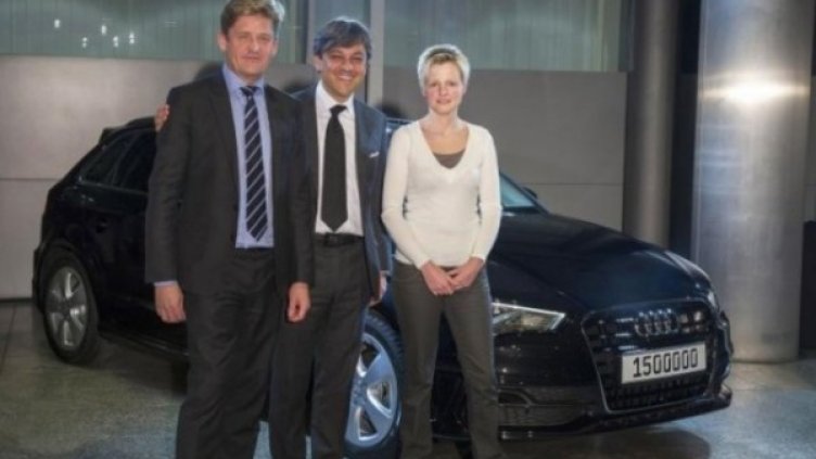 Рупърт Щадлер и Лука де Мео връчват ключовете от 1.5-милионното Аudi за 2013 година на новия му собственик. Снимка: Аudi