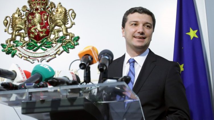 Драгомир Стойнев връчи сертификат за инвестиция клас "А". Снимка: БТА