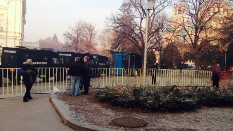 Протестиращите пред парламента. Снимка: Dnes.bg