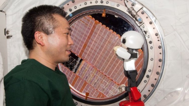 Астронавтът Ваката разговаря с робота на МКС. Снимка: БТА