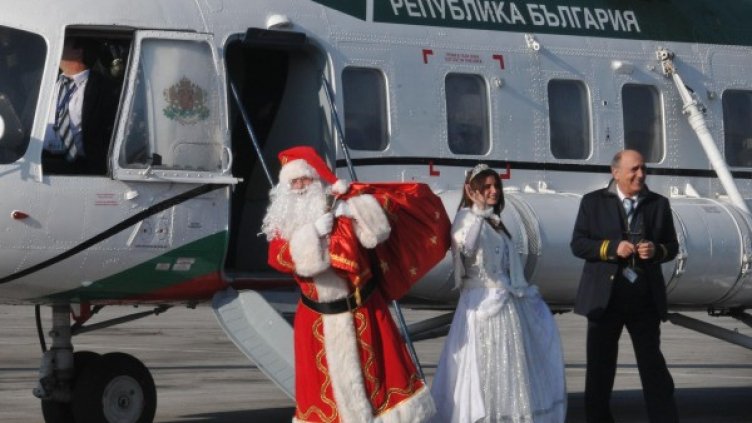 Дядо Коледа и Снежанка а терминала на летището. Снимка Булфото