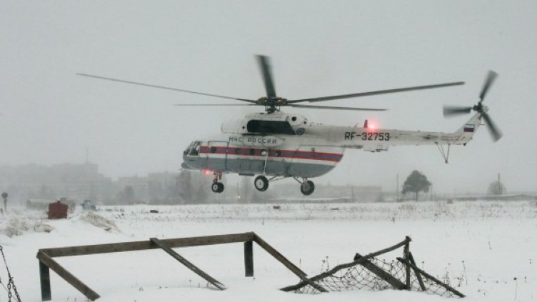 Хеликоптер на руското министерство на извънредните ситуации излита в близост до колонията, в която беше Ходорковски. Снимка: Reuters