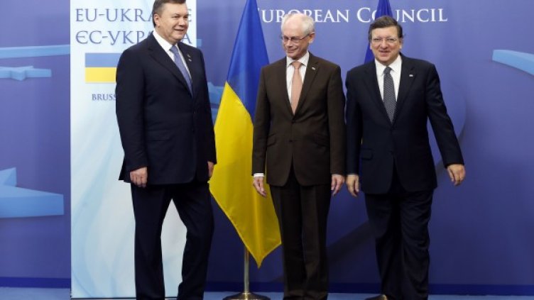 Виктор Янукович, Херман ван Ромпой и Жозе Барозу. Снимка: архив, Reuters