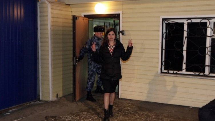 Надежда Толоконникова напуска затвора. Снимка: Reuters