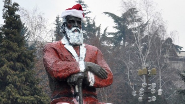 Паметникът Димитър Благоев в Благоевград осъмна като дядо Мраз