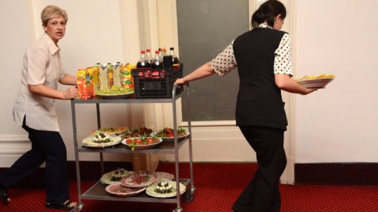Служителки на парламента са отрупали колички с лакомства за депутатите. Снимка: архив, Булфото