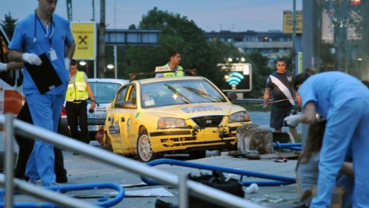 На 10 юли шофьорът на таксито се вряза в автобусна спирка пред мол на бул. "Цариградско шосе". Снимка: Булфото, архив