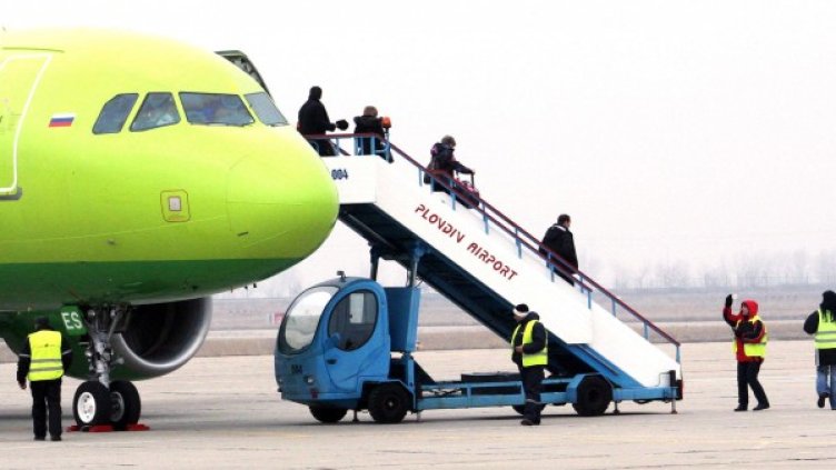 Първите чартъри на летище Пловдив за сезона. Снимка: Булфото