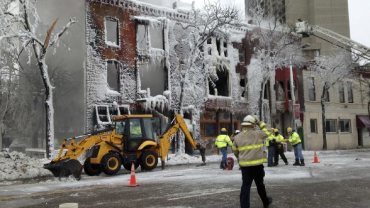 Спасителни екипи работят след взрива. Снимка: Ройтерс