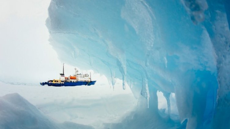 Корабът "Академик Шокалски". Снимка: Reuters